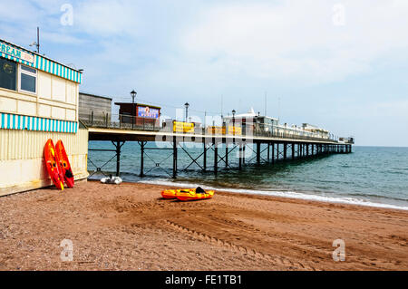 Paignton Pier raggiunge oltre un mare blu verso l'orizzonte con ghisa pilastri di eleganti padiglioni e attrazioni Foto Stock