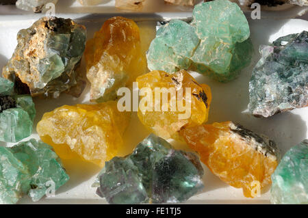 Il verde e il giallo dei cristalli di fluorite dalla Spitzkoppe in Namibia Foto Stock