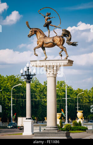 Scultura in bronzo sul piedistallo del ginnasta bilanciamento ragazza sul cavallo Circus Circus vicino a Minsk, in Bielorussia. Sfondo del parco. Foto Stock