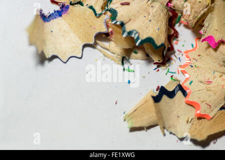 Primo piano immagine delle colorate scuola matita trucioli di affilatura su uno sfondo bianco. Copyspace per riferimento educativo Foto Stock