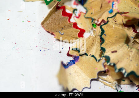 Primo piano immagine delle colorate scuola matita trucioli di affilatura su uno sfondo bianco. Copyspace per riferimento educativo Foto Stock