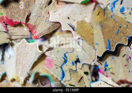 Primo piano immagine delle colorate scuola matita trucioli di affilatura su uno sfondo bianco. Copyspace per riferimento educativo Foto Stock