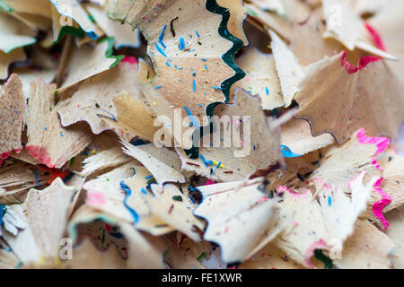 Primo piano immagine delle colorate scuola matita trucioli di affilatura su uno sfondo bianco. Copyspace per riferimento educativo Foto Stock