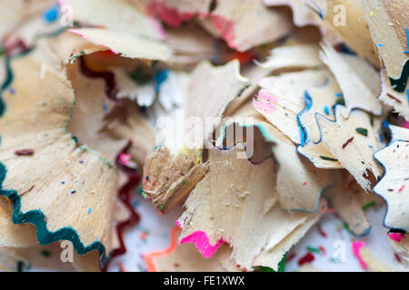 Primo piano immagine delle colorate scuola matita trucioli di affilatura su uno sfondo bianco. Copyspace per riferimento educativo Foto Stock