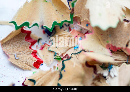 Primo piano immagine delle colorate scuola matita trucioli di affilatura su uno sfondo bianco. Copyspace per riferimento educativo Foto Stock