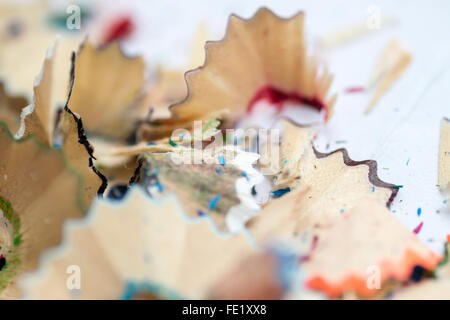 Primo piano immagine delle colorate scuola matita trucioli di affilatura su uno sfondo bianco. Copyspace per riferimento educativo Foto Stock