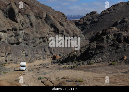 Un camper su una strada sterrata, Atacama, Cile Foto Stock