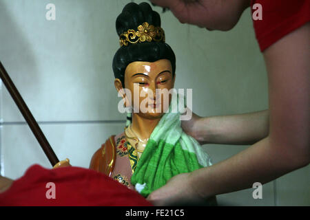 Sumatra, Indonesia. 04 feb 2016. Indonesiano di discendenza cinese cinese di lavaggio dio statua in preparazione per la celebrazione del Capodanno cinese a un tempio Gunung Timur, nel nord di Sumatra, Indonesia, 4 febbraio 2016. Un rituale è stato tenuto in calendario lunare cinese nel mese 12, come si ritiene gli dèi torna a incontrare in cielo per celebrare il nuovo anno cinese, la comunità cinese nel paese più popoloso musulmano in tutto il mondo si stanno preparando a celebrare l'inizio anno della scimmia, che cade il 8 febbraio 2016. Credito: Ivan Damanik/Alamy Live News Foto Stock