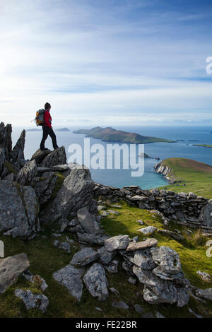 Walker cercando attraverso Slea testa e le isole Blasket da Eagle Mountain, nella contea di Kerry, Irlanda. Foto Stock