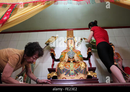 Sumatra, Indonesia. 04 feb 2016. Indonesiano di discendenza cinese cinese di lavaggio dio statua in preparazione per la celebrazione del Capodanno cinese a un tempio Gunung Timur, nel nord di Sumatra, Indonesia, 4 febbraio 2016. Un rituale è stato tenuto in calendario lunare cinese nel mese 12, come si ritiene gli dèi torna a incontrare in cielo per celebrare il nuovo anno cinese, la comunità cinese nel paese più popoloso musulmano in tutto il mondo si stanno preparando a celebrare l'inizio anno della scimmia, che cade il 8 febbraio 2016. Credito: Ivan Damanik/Alamy Live News Foto Stock