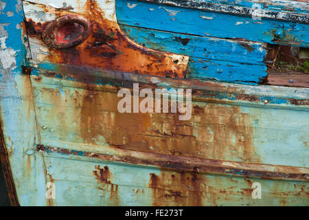 La formazione di ruggine e vernice dettagli su una vecchia barca da pesca, Killala, County Mayo, Irlanda.