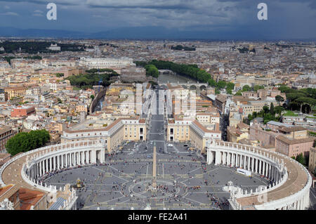 Vista di Piazza San Pietro e Conciliazione Street dalla cupola di San Pietro © Credito Fabio Fiorani/Sintesi/Alamy St Foto Stock