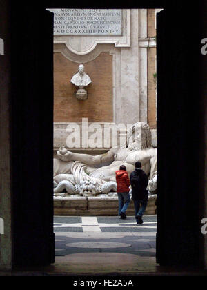 Fontana Marforio presso Musei Capitolini, turisti, Campidoglio, Roma, Italia Fabio Mazzarella/Sintesi/Alamy Stock Photo Foto Stock