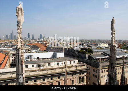 Nuovo skyline di Milano.Vista dalla cima del Duomo. In primo piano le case della città vecchia. Sullo sfondo il nuovo sky Foto Stock