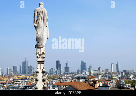 Nuovo skyline di Milano.Vista dalla cima del Duomo. In primo piano le case della città vecchia. Sullo sfondo il nuovo sky Foto Stock