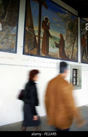 Stimmate corridoio (affreschi sulla vita di San Francesco), il Santuario de La Verna, Parco Nazionale delle Foreste Casentinesi Nat. Park, Toscana, Italia - Foto Stock