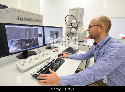 Brno, Repubblica Ceca. 04 feb 2016. Premere il tasto conferenza sulla apertura del Centro internazionale per la formazione e per i laboratori di microscopio elettronico produttore FEI Company a Brno, in Repubblica Ceca, 4 febbraio 2016. © Igor Zehl/CTK foto/Alamy Live News Foto Stock