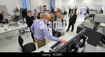 Brno, Repubblica Ceca. 04 feb 2016. Premere il tasto conferenza sulla apertura del Centro internazionale per la formazione e per i laboratori di microscopio elettronico produttore FEI Company a Brno, in Repubblica Ceca, 4 febbraio 2016. © Igor Zehl/CTK foto/Alamy Live News Foto Stock