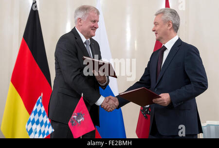 Mosca, Russia. 04 feb 2016. Sergey Sobyanin (R), meyor senior di Mosca, scuote le mani con Horst Seehofer, premier dello stato tedesco della Baviera, con il municipio di Mosca, Russia, 04 febbraio 2016. Un accordo di cooperazione tra Mosca e la Baviera è stato firmato nel corso della riunione. Foto: SVEN HOPPE/dpa/Alamy Live News Foto Stock