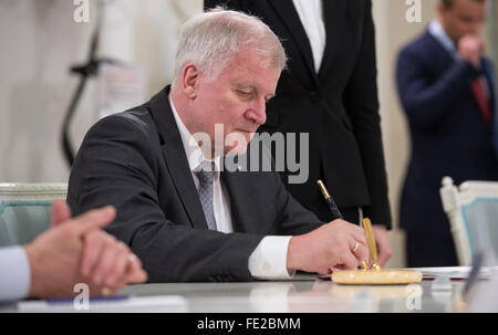 Mosca, Russia. 04 feb 2016. Horst Seehofer, premier dello stato tedesco della Baviera, viene ricevuto da Sergey Sobyanin (non mostrato), meyor senior di Mosca, con il municipio di Mosca, Russia, 04 febbraio 2016. Un accordo di cooperazione tra Mosca e la Baviera è stato firmato nel corso della riunione. Foto: SVEN HOPPE/dpa/Alamy Live News Foto Stock