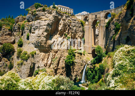 Puente Nuevo, il nuovo ponte, il più grande ponte che porta il fiume Guadalevin e cascata in Ronda, provincia di Malaga, Spagna Foto Stock