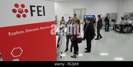 Brno, Repubblica Ceca. 04 feb 2016. Premere il tasto conferenza sulla apertura del Centro internazionale per la formazione e per i laboratori di microscopio elettronico produttore FEI Company a Brno, in Repubblica Ceca, 4 febbraio 2016. © Igor Zehl/CTK foto/Alamy Live News Foto Stock