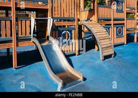 Parco giochi per bambini in forma di legno vecchia nave pirata in estate park Foto Stock