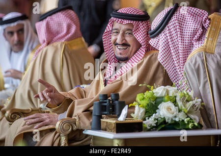 Riad in Arabia Saudita. 03Feb, 2016. Salman bin Abdulaziz Al Saud (C), re di Arabia Saudita, raffigurato all'Al-Jenadriyah festival di Riad, in Arabia Saudita, 03 febbraio 2016. Foto: MICHAEL KAPPELER/dpa/Alamy Live News Foto Stock