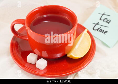 Calda tazza di tè con limone e cubetti di zucchero Foto Stock