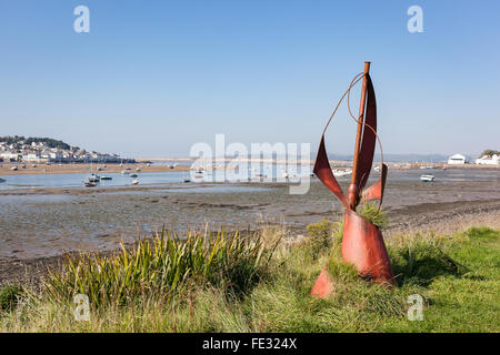 Vista da Instow attraverso il Torridge Estuary a Appledore e Braunton Burrows. Rosso scultura di metallo in primo piano. Foto Stock