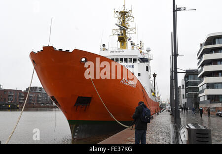 La MS 'Aquarius' è ancorata a Bremerhaven, 04 febbraio 2016. L'organizzazione "OS Mediterranee" vuole prendere la ex di protezione della pesca nave sulla missione di salvataggio in mare Mediterraneo. La barca può richiedere fino a 500 rifugiati. Foto: CARMEN JASPERSEN/dpa/Alamy Live News Foto Stock