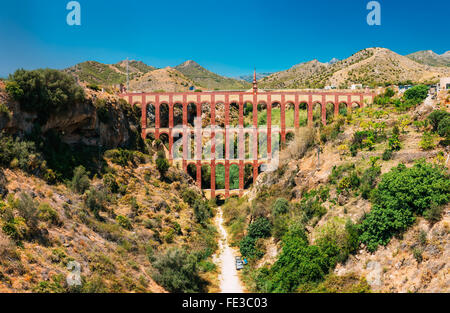 La vista panoramica di Puente del Aguila o Eagle Bridge in Nerja, Malaga, Spagna. Vecchio acquedotto continua a essere utilizzata oggi. Foto Stock