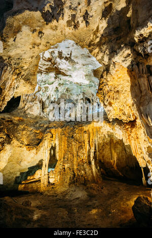 Stalattiti e stalagmiti in una grotta famosa Cuevas de Nerja in Nerja in Spagna. Strutture interrate, creazione di natura. Foto Stock