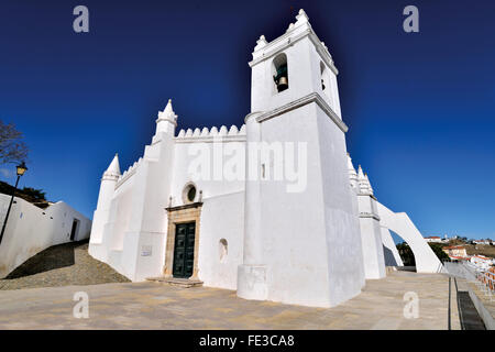Portogallo Alentejo: bianco lavato chiesa parrocchiale ed ex moschea a Mértola Foto Stock