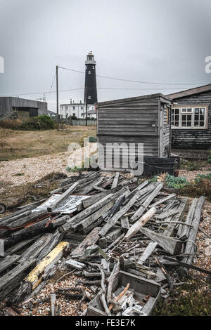 Capannone Dungeness con la vecchia casa di Luce Foto Stock