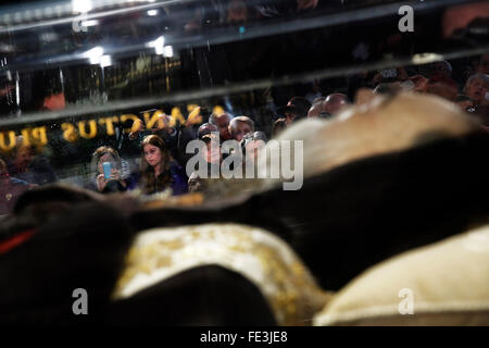 Roma, 03 febbraio 2016. In occasione del Giubileo della misericordia, il corpo di San Padre Pio da Pietralcina viene traslato a Roma nella Basilica di San Lorenzo ed esposto all'adorazione dei fedeli. Credito: Insidefoto/Alamy Live News Foto Stock