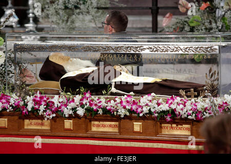 Roma, 03 febbraio 2016. In occasione del Giubileo della misericordia, il corpo di San Leopoldo Mandic è tradotto a Roma nella Basilica di San Lorenzo ed esposto all'adorazione dei fedeli. Credito: Insidefoto/Alamy Live News Foto Stock