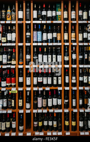 Il rack con il set di bottiglie in un negozio di vino a Nerja, Spagna. Vino, negozio di alcolici, supermercato, mercato. Foto Stock