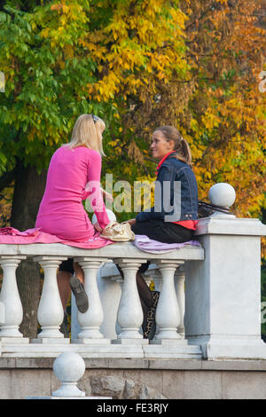 Giovani donne in chat con Alexander Gardens, Mosca, Russia Foto Stock
