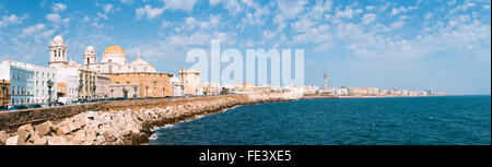 Vista panoramica della vecchia città antica di Cadice in Spagna meridionale. La cattedrale di Cadice e la città vecchia. Blue sky. Oceano atlantico Foto Stock