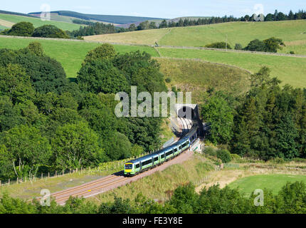 Il 6 settembre 2015. Scottish Borders Regno Unito, nuove frontiere ferroviarie. Un treno da Edimburgo esce dal tunnel Bowshank vicino a Galashiels. Foto Stock