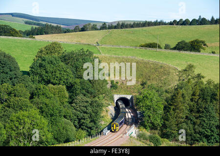 Il 6 settembre 2015. Scottish Borders Regno Unito, nuove frontiere ferroviarie. Un treno da Tweedbank entra nel tunnel Bowshank vicino a Galashiels. Foto Stock