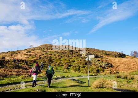 Gli escursionisti escursioni sul Galles del Nord il percorso con il sentiero cartello su Conwy montagna sul bordo settentrionale di Snowdonia. Wales UK Gran Bretagna Foto Stock