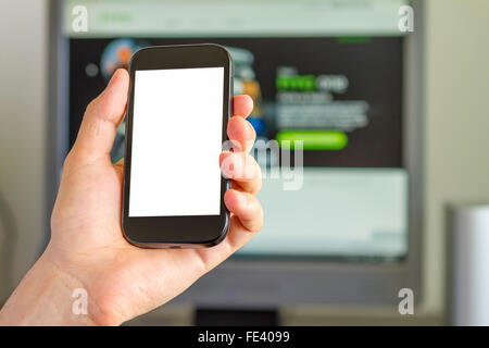 Primo piano della mano d'uomo tenendo lo smartphone in Office Foto Stock