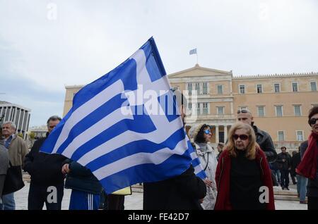 Atene, Grecia. 04 feb 2016. 24 ore di sciopero generale in Atene organizzata dai sindacati greca contro il progetto di riforma delle pensioni del governo greco. Credito: George Panagakis/Pacific Press/Alamy Live News Foto Stock