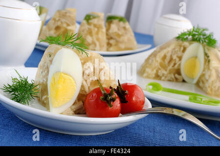 Un pezzo di pollo in bellavista con uovo e decapati cherry Foto Stock