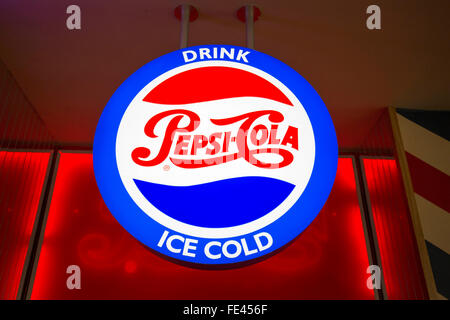 Un tradizionale Pepsi-Cola insegna al neon in un Regno Unito Pizza Hit ristorante Foto Stock