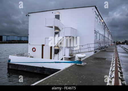 Ghent, Belgio, 04 febbraio, 2016. Arrivo di pontile De Reno nel porto di Gand. Ex carcere flottante dai Paesi Bassi verrà ora utilizzata per ospitare fino a un massimo di 250 richiedenti asilo presso il dock Rigakaai nel porto di Ghent, Belgio Credito: Arterra Picture Library/Alamy Live News Foto Stock