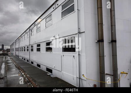 Ghent, Belgio, 04 febbraio, 2016. Arrivo di pontile De Reno nel porto di Gand. Ex carcere flottante dai Paesi Bassi verrà ora utilizzata per ospitare fino a un massimo di 250 richiedenti asilo presso il dock Rigakaai nel porto di Ghent, Belgio Credito: Arterra Picture Library/Alamy Live News Foto Stock