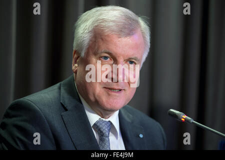 Mosca, Russia. 04 feb 2016. Lo Stato bavarese Premier Horst Seehofer offre una conferenza stampa a Mosca, Russia, 04 febbraio 2016. Seehofer è a Mosca fino al 05 febbraio 2016 per colloqui politici. Foto: SVEN HOPPE/dpa/Alamy Live News Foto Stock